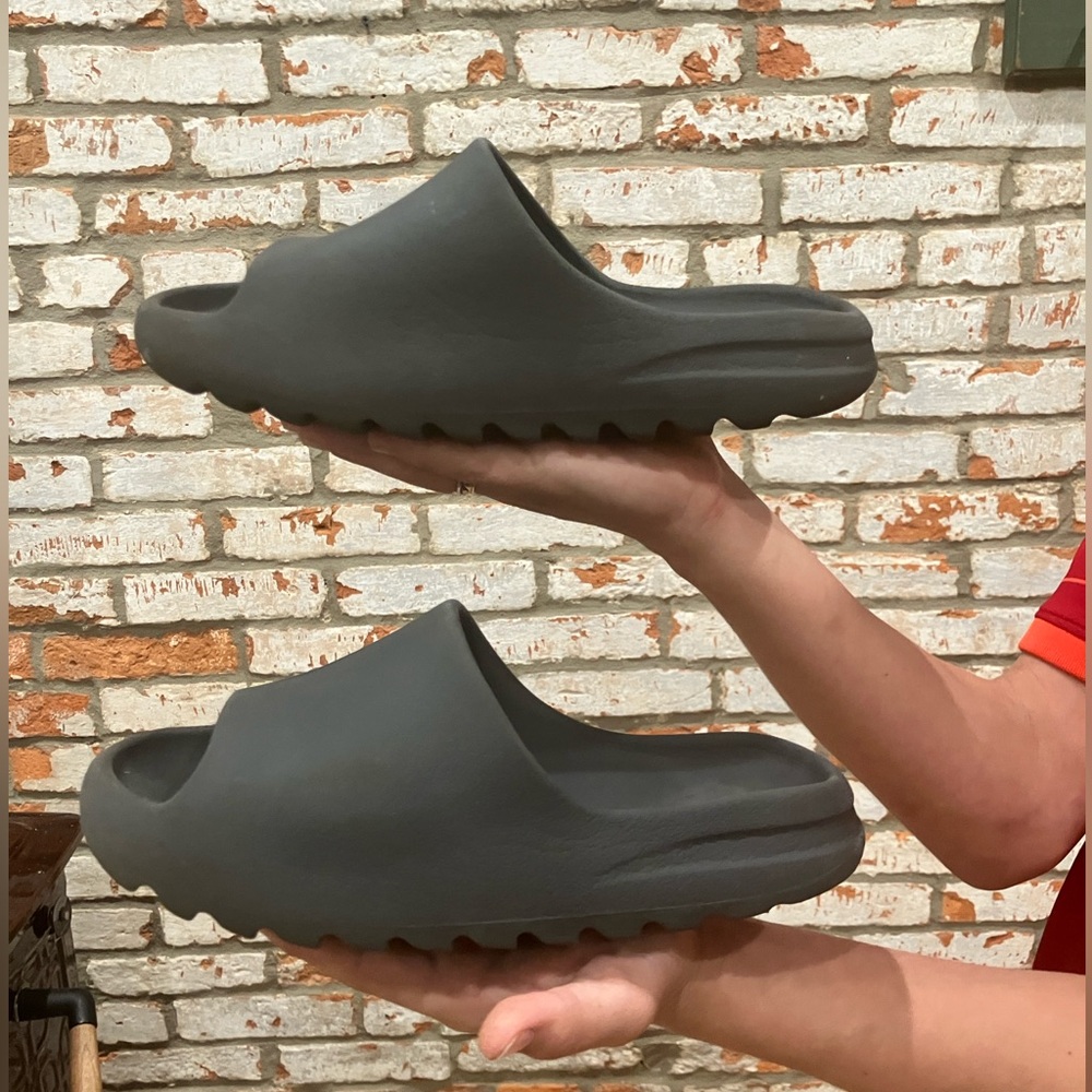 Yeezy Slide in Dark Gray